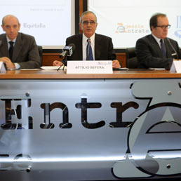 Attilio Befera (al centro) durante una conferenza stampa dell'Agenzia delle Entrate (Imagoeconomica)