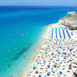 Spiagge, sarà ridotto il tetto dei 90 anni al diritto di superficie (Foto: la spiaggia di Tropea)