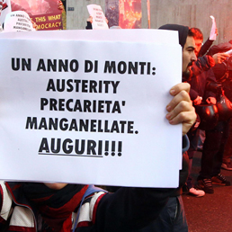 La manifestazione di protesta durante l'incontro di Monti all'Università Bocconi di Milano (Ansa)