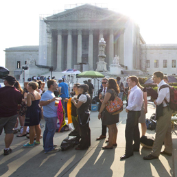 La Corte Suprema dice sì ai benefici federali per i coniugi omosessuali - Decisivo il conservatore Kennedy