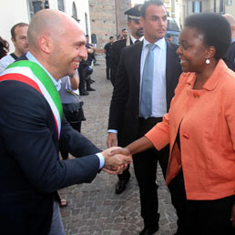 Il sindaco di Cantu Claudio Bizzozzero accoglie il ministro per l'integrazione Cécile Kyenge (Ansa)