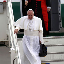 Francesco: misericordia per i divorziati. E sullo Ior: un monsignore in galera è cosa che fa male - Riciclaggio, accordo con Bankitalia