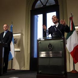 Franco Frattini durante una conferenza stampa insieme con il Ministro degli Esteri Argentino Hector Timerman (epa)