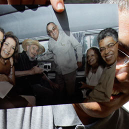 L'ex vice presidente venezuelano Elias Jaua mostra una foto con Fidel Castro. (Reuters)