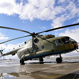 Elicotteri russi per le truppe afghane. Paga Washington. Nella foto, un MI-17 russo controllato da un soldato afghano (AFP Photo)