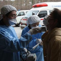 Proseguono i controlli tra la popolazione per il livello di radiottività nella zona della centrale di Fukushima danneggiata dal terremoto. 20 marzo 2011 (AP Photo/Wally Santana)