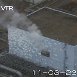 Sarkozy: �Stop a centrali che non supereranno gli stress test�. Nella foto la colonna di fumo che esce dal reattore n. 2 della centrale nucleare di Fukushima (AFP Photo)