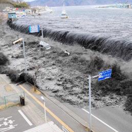In Giappone 22mila tra morti e dispersi. Nella foto l'onda dello tsunami nella città di Miyako (Reuters)