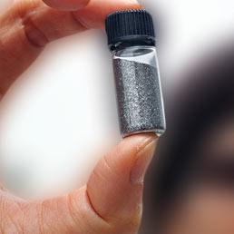 Diplomazia Ue per le terre rare. Nella foto una fiala di neodimio, il magnete più potente al mondo, prodotto dalla Magnequench Tianjin Company