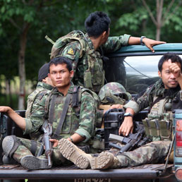 Militari tailandesi si spostano per rinforzare il confine con la Cambogia dopo uno scontro ai confini del ditretto di Phanom Dong Rak (Epa)