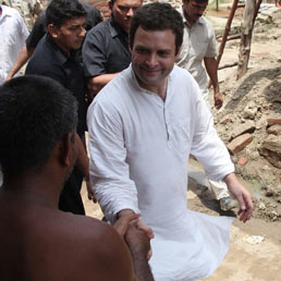 Rahul Gandhi in visita al villaggio di Nangla Bhattauna, 5 luglio 2011 (EPA)