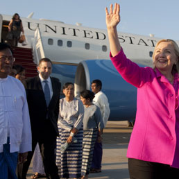 Clinton in Birmania,  la prima visita di un segretario di Stato americano in 50 anni (Ap)