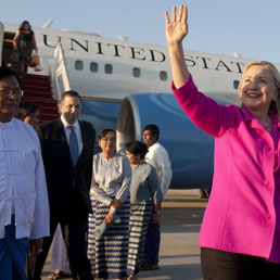 Clinton in Birmania, è la prima visita di un segretario di Stato americano in 50 anni (Ap)