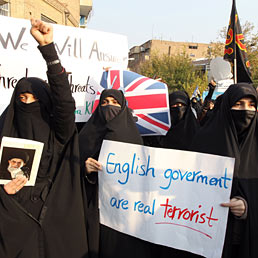 Londra evacua l'ambasciata di Teheran. Nella foto un momento dei tumulti di ieri davanti alla sede diplomatica inglese (AFP Photo)
