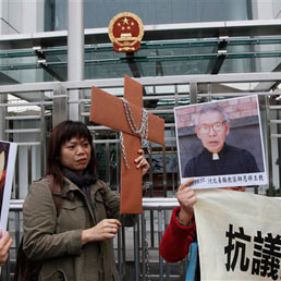 Due vescovi cattolici perseguitati da 50 anni spariti nel nulla. Pechino: non sappiamo che fine hanno fatto (Ap)