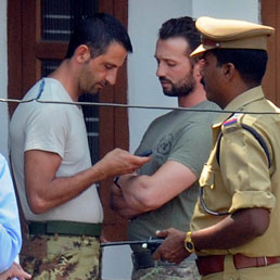 Nella foto i due marò italiani Salvatore Girone (al centro) e Massimiliano Latorre (a sinistra), prigionieri delle autorità indiane