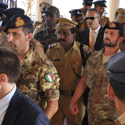 I membri dell'equipaggio della nave da carico italiana Enrica Lexie, Latorre Massimiliano, (a sinistra) e Salvatore Girone (a destra con la barba). (Epa)