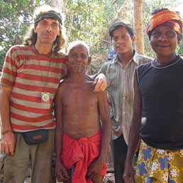 India, i maoisti propongo il rilascio di uno dei due italiani. Nella foto Paolo Bosusco (il primo da sinistra), uno dei due italiani rapiti