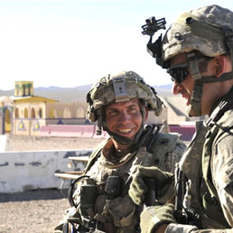 Robert Bales a sinistra nella foto (Afp)