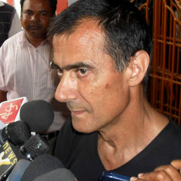 Claudio Colangelo incontra la stampa indiana subito dopo il rilascio (Ap)