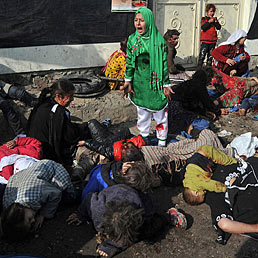 Pulitzer 2012, si distingue l'online. Premiati Huffington Post e Politico. Nella foto Tarana Akbari, 12 anni, urla terrorizzata dopo che un attentatore suicida si è fatto esplodere in mezzo alla folla presso il Santuario Fazel Abul a Kabul il 6 Dicembre 2011. Con questo scatto Massoud Hossaini, fotografo 31enne dell'agenzia Agence France-Presse, ha vinto il premio per la fotografia breaking news (AFP Photo)