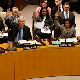 Nella foto i membri del Consiglio di sicurezza dell'Onu di Regno Unito e Stati Uniti mentre votano il via libera all'estensione delle sanzioni contro la Corea del Nord (Reuters)