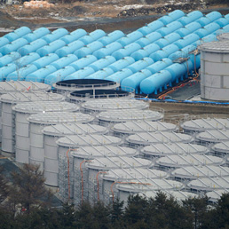 Fukushima, i contenitori di stoccaggio dell'acqua contaminata (Reuters)