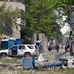 Uno dei luoghi colpiti dalle esplosioni a Kabul (Reuters) 