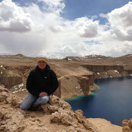 L'autore a Band e Amir, la regione dei laghi attornoa cui sorgono le scuole finanziate dal comitato Argosha