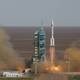 Il momento del distacco dal Suolo del razzo vettore cinese Senzhou 10, "Lunga Marcia" in italiano