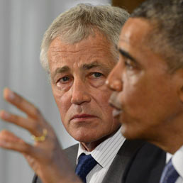 Il segretario della Difesa, Chuck Hagel (s) ascolta il presidente Usa, Barack Obama (Epa)