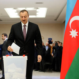 Il Presidente Azero Ilham Alyev durante le oprazioni di voto. (Reuters)