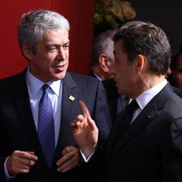 Da sinistra il Primo ministro portoghese Jose Socrates con il presidente francese Nicolas Sarkozy e il presidente della Commissione europea Jose Manuel Barroso arrivano a Bruxelles per il vertice Ue. Marzo 24, 2011 (EPA/JULIEN WARNAND)