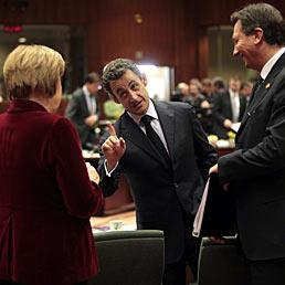 Il presidente francese Nicolas Sarkozy chiacchera con (da sinistra) il premier inglese David Cameron, il cancelliere tedesco Angela Merkel e il premiersloveno Borut Pahor (Ansa)