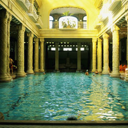 Viaggio premio con venti prostitute per motivare i dipendenti. Imbarazzo in Germania per Munich Re