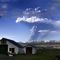 Nube di cenere da un altro vulcano. Chiuso lo spazio aereo islandese (Afp Photo)