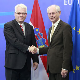 Il presidente del Consiglio europea Herman Van Rompuy (a destra) saluta il Presidente croato Ivo Josipovic prima dell'incontro dell'Unione Europea, 8 giugno 2011 (EPA/OLIVIER HOSLET)