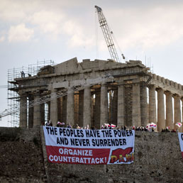 Grecia, striscione sull'acropoli contro il piano di austerità bandiere (Afp Photo / Luisa Gouliamaki)