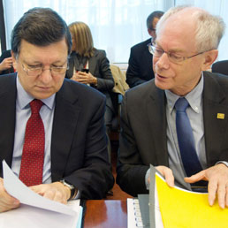 Jose Manuel Barroso (a sinistra) ed Herman Van Rompuy (EPA)