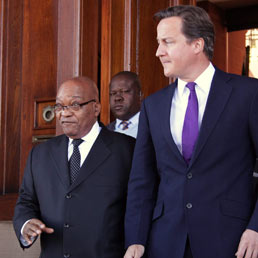 David Cameron con il presidente sudafricano Jacob Zuma (Afp)