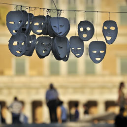 Maschere di protesta appese davanti al Parlamento greco, 11 luglio 2011 (AFP)