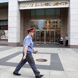 La polizia russa perquisisce la sede Bp di Mosca in cerca di documenti sull'accordo con Rosneft. Nella foto un poliziotto davanti alla sede di Bp a Mosca (Reuters)