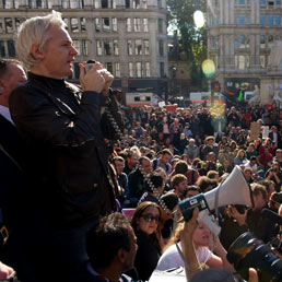 Julian Assange a Londra (foto Afp)
