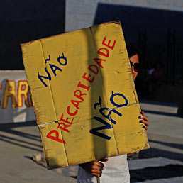 Lisbona presenta il nuovo piano di austerity: sale l'Iva e aumenta l'orario di lavoro del pubblico impiego. Nella foto le proteste contro il piano di austerit del Governo portoghese davanti al ministero delle Finanze a Lisbona (Reuters)