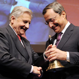 Jean-Claude Trichet e Mario Draghi (Epa)