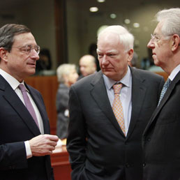 Draghi, Maystadt e Monti all'Ecofin di Bruxelles (EPA)