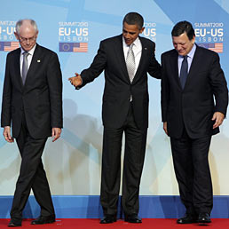 I vertici Ue in missione alla Casa Bianca: corsa contro il tempo per salvare l'euro (e i mercati mondiali). Nella foto da sinistra il presidente del consiglio europeo, Herman van Rompuy, il presidente degli Stati Uniti, Barack Obama e il presidente della Commissione europea, Josè Manuel Barroso, durante l'ultimo vertice Ue-Usa del 2010 (Epa)