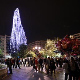 Atene, piazza Syntagma a Natale 2010 (Corbis)