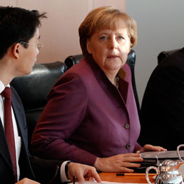Angela Merkel durante l'odierna riunione di gabinetto presso la Cancelleria tedesca (Reuters)