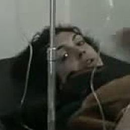Un'immagine catturata da un video caricato su YouTube mostra la giornalista del quotidiano francese Le Figaro, Edith Bouvier, sdraiata su un letto d'ospedale nella città di Homs dopo essere stata ferita durante gli attacchi delle forze siriane nel quartiere di Bab Amr (AFP Photo)